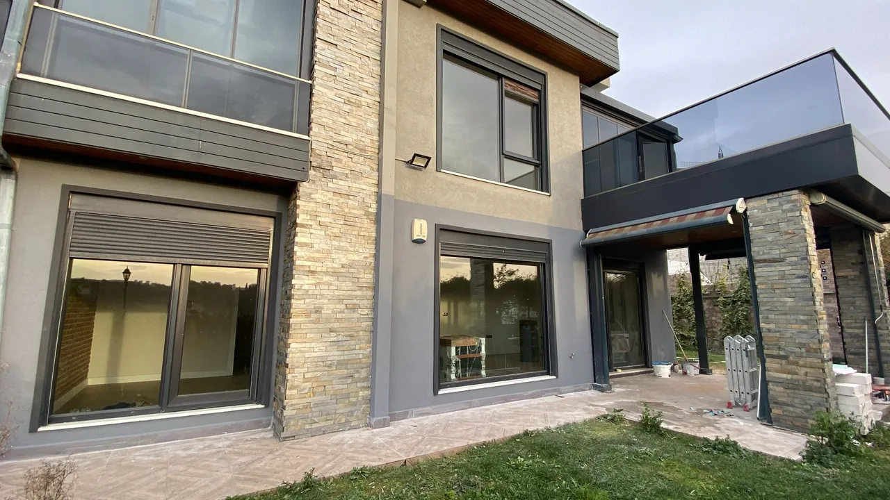 Yenilenen dış cephe, taş kaplama ve cam balkon korkulukları