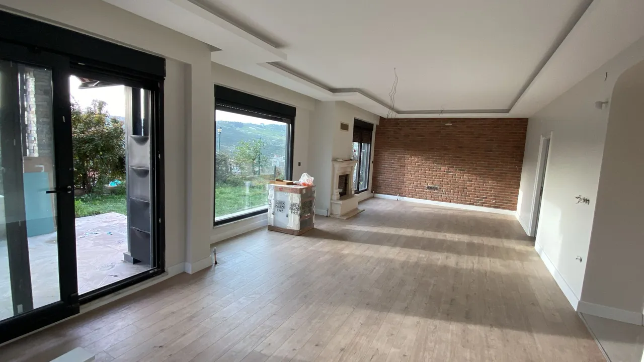 Tuğla duvarlı şömine köşesiyle salon