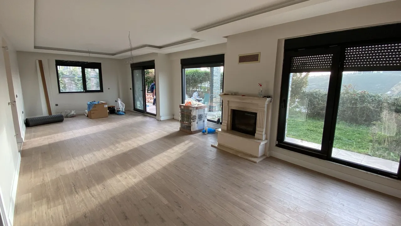 Geniş camlı, bahçeye açılan salon