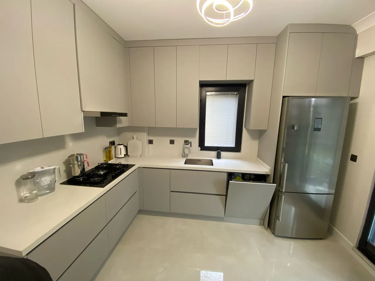 Mutfakta ankastre set ve lavabo