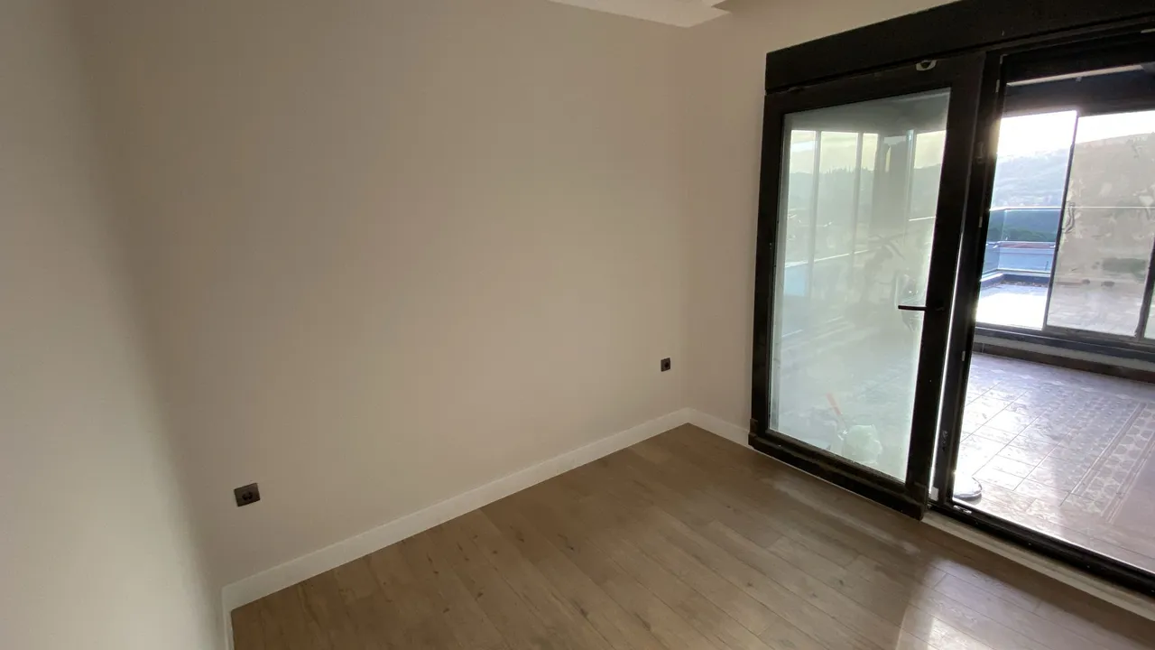 Yatak odası, tepe manzaralı balkon kapısı