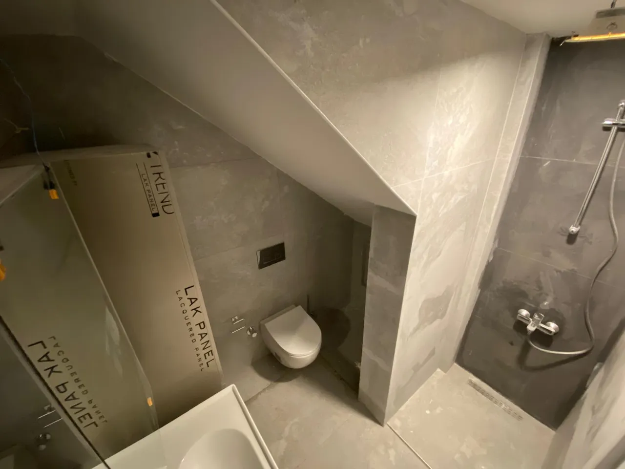 Merdiven altı ortak WC