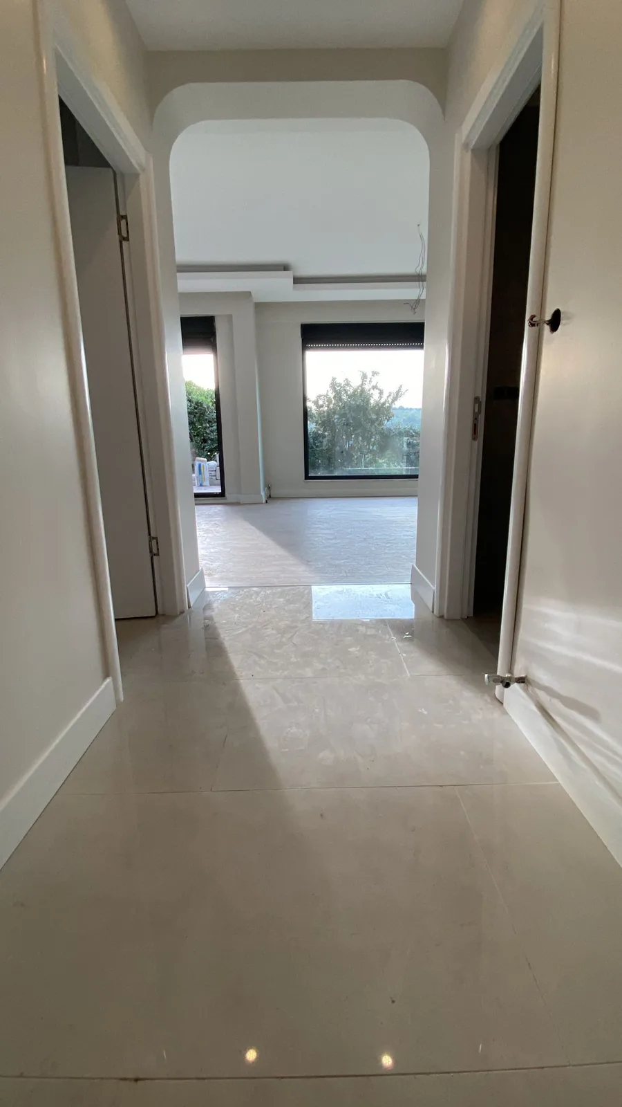 Adonis Villa, Villa tadilatı ve iç mimari