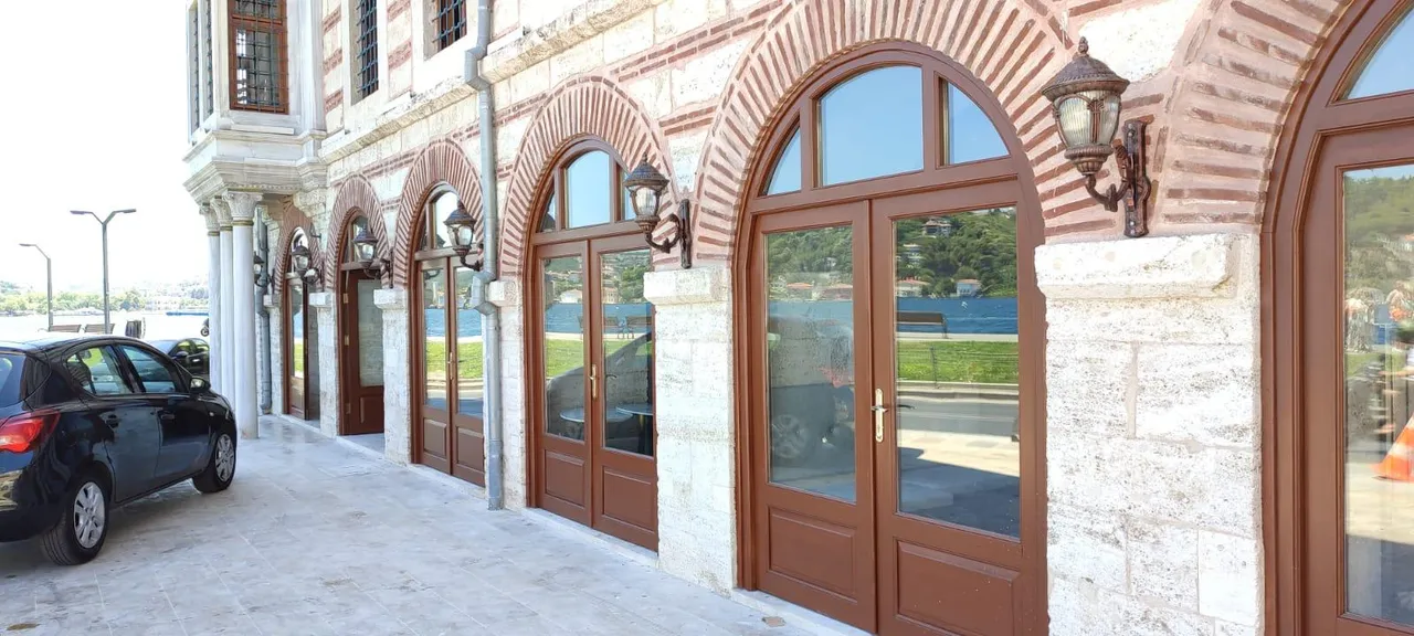 Gündüz cephe görünümü, kemerli pencere ve kapı sırası