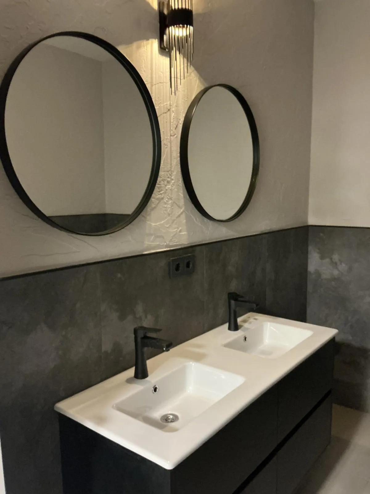 İki yuvarlak siyah aynalı, mikro beton ve antrasit seramikli lavabo bölümü