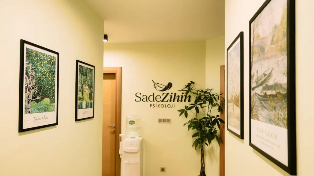 Giriş koridoru ve SadeZihin Psikoloji logosu