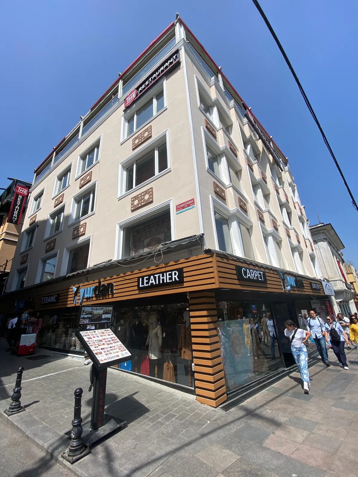 Yenilenen 5 katlı mağaza binası, köşe cephe