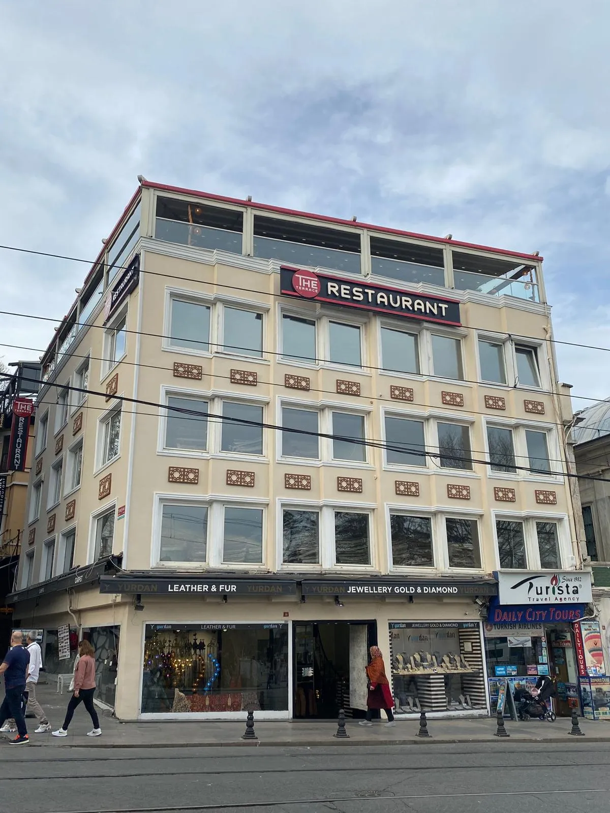 Mağaza cephesi, gündüz