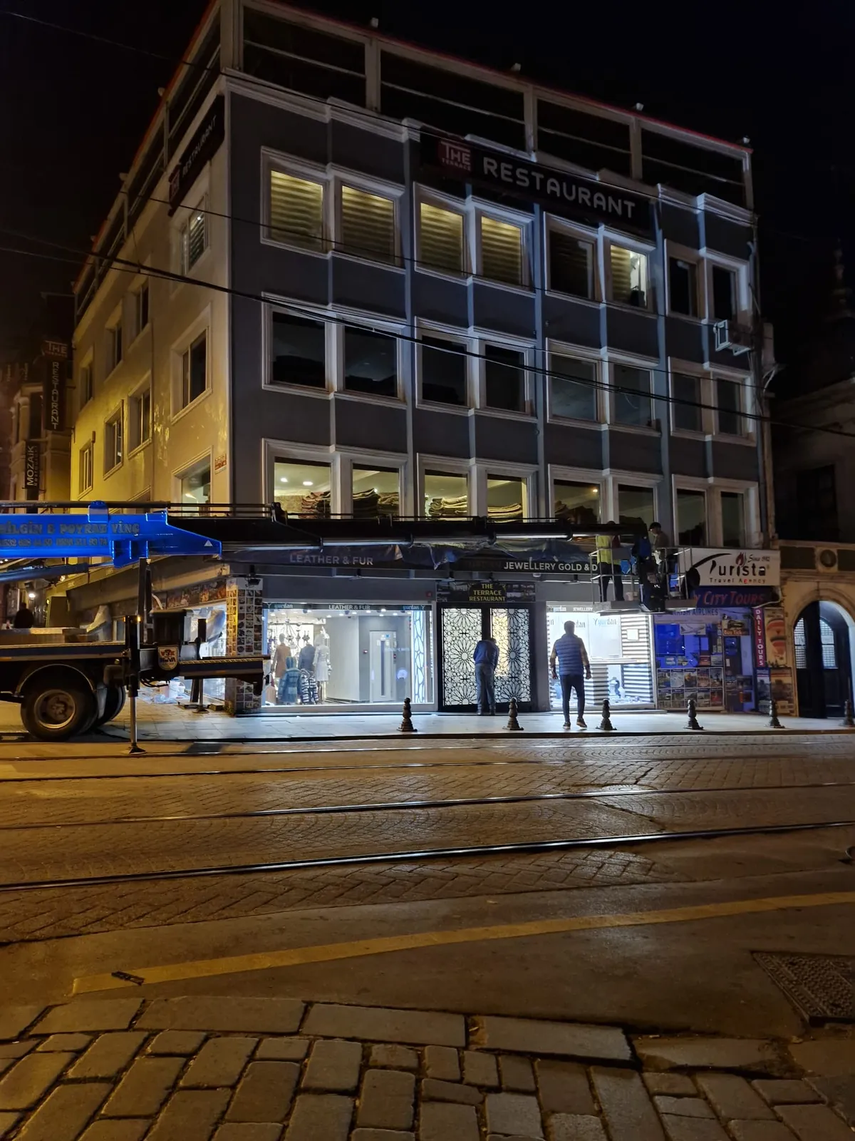 Mağaza cephesi, akşam aydınlatması