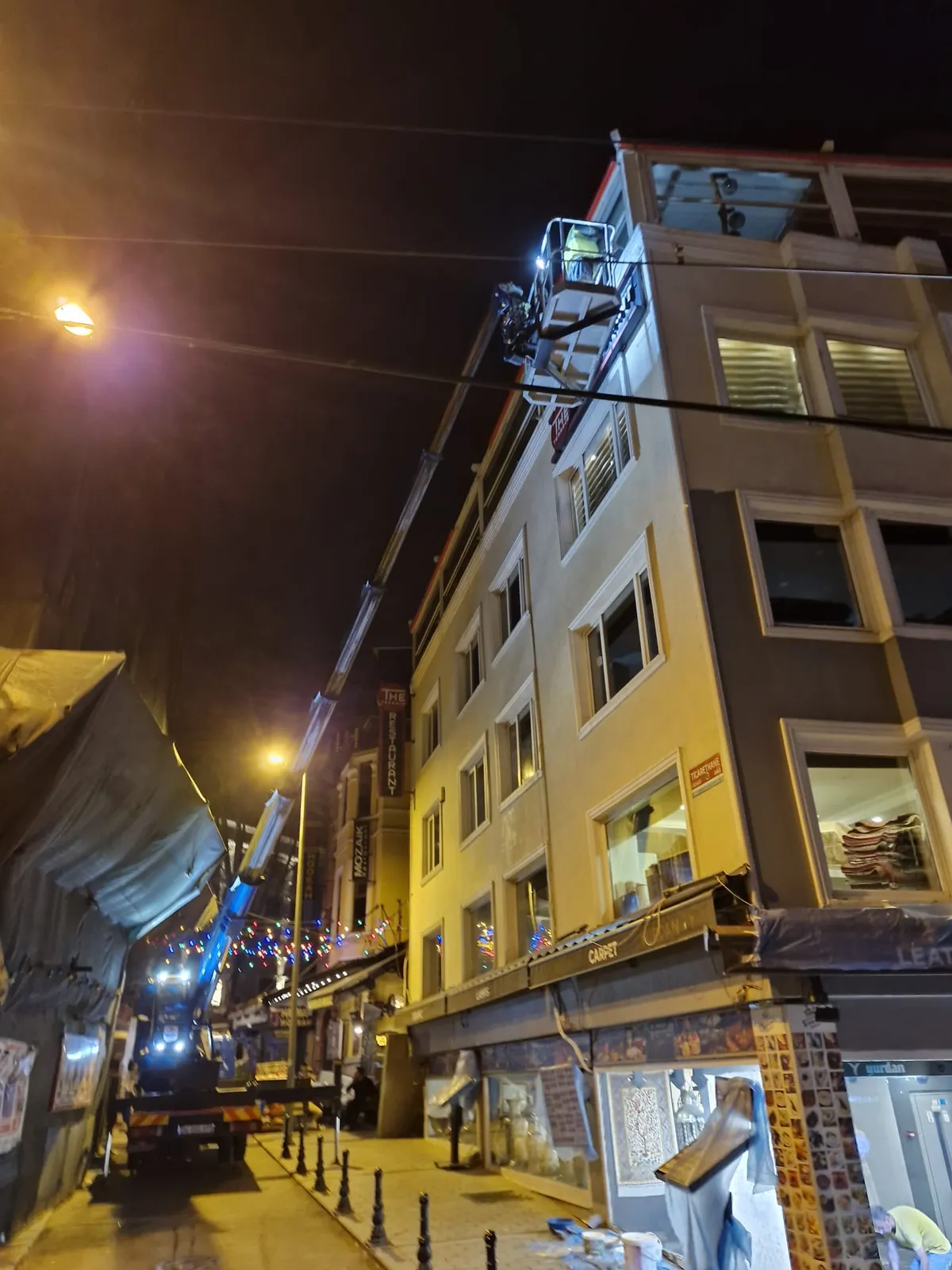 Mağaza cephesi, gece görünümü