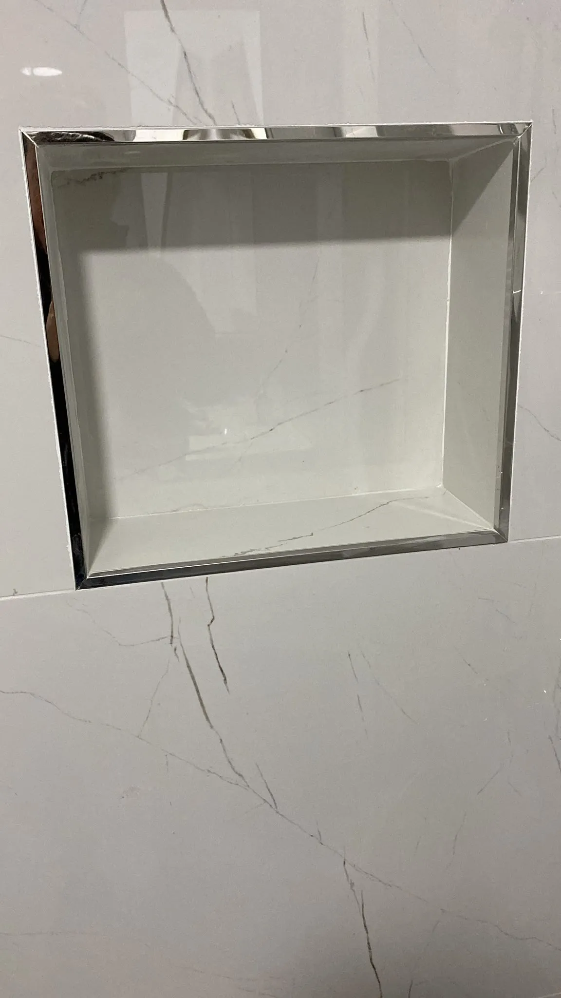 Krom çerçeveli beyaz mermer duş nişi detayı